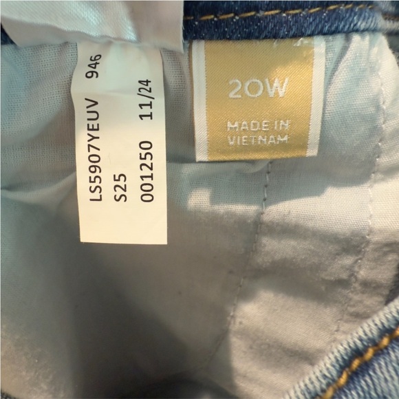 Michael Kors High-Rise Flare Jeans Selma Crop in Cali Blue Denim, Plus Size 20W - Picture 9 of 12